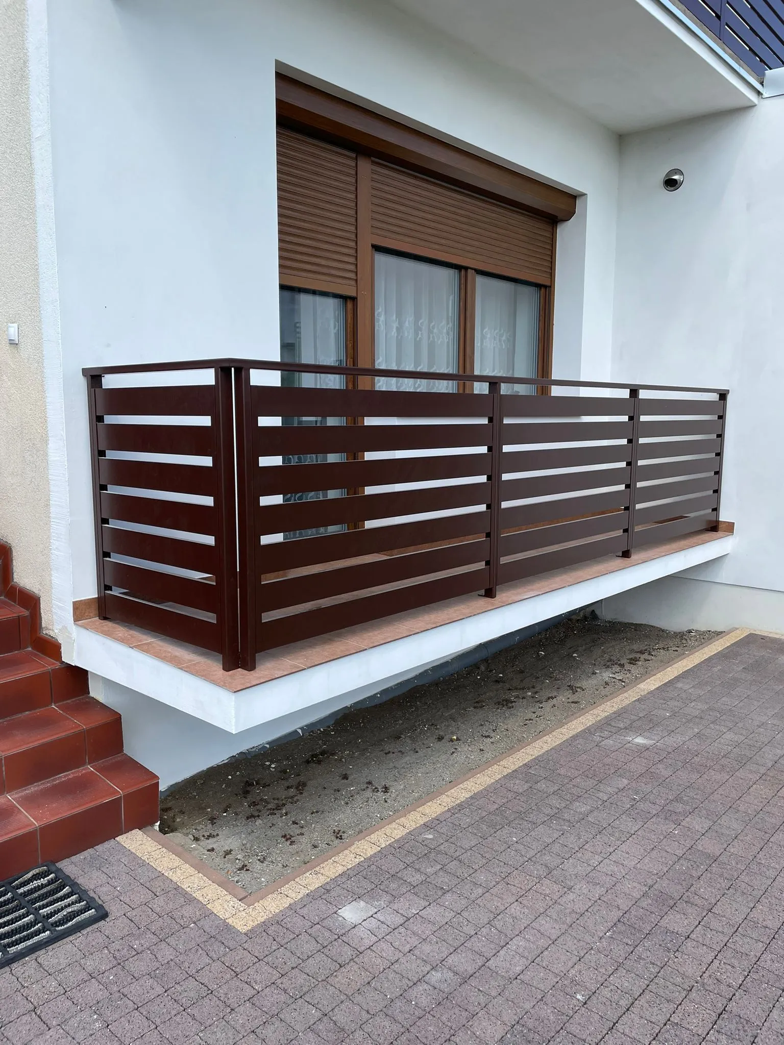 Balustrada balkonowa pozioma brązowa stalowa - montaż okolice Gorzowa | Stalowy Bechta