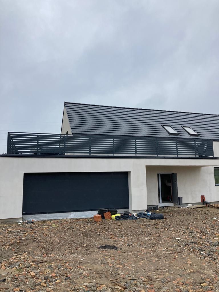 Balustrada dachowa na garażu