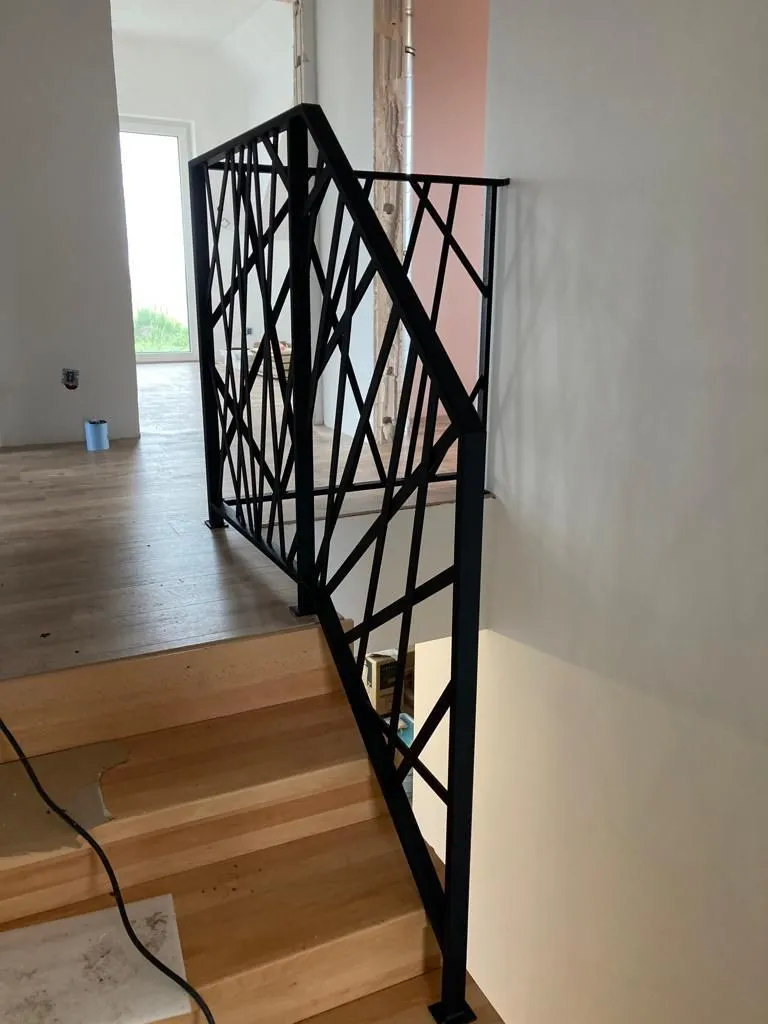 Balustrada schodowa wewnętrzna geometryczna czarna - montaż okolice Gorzowa | Stalowy Bechta
