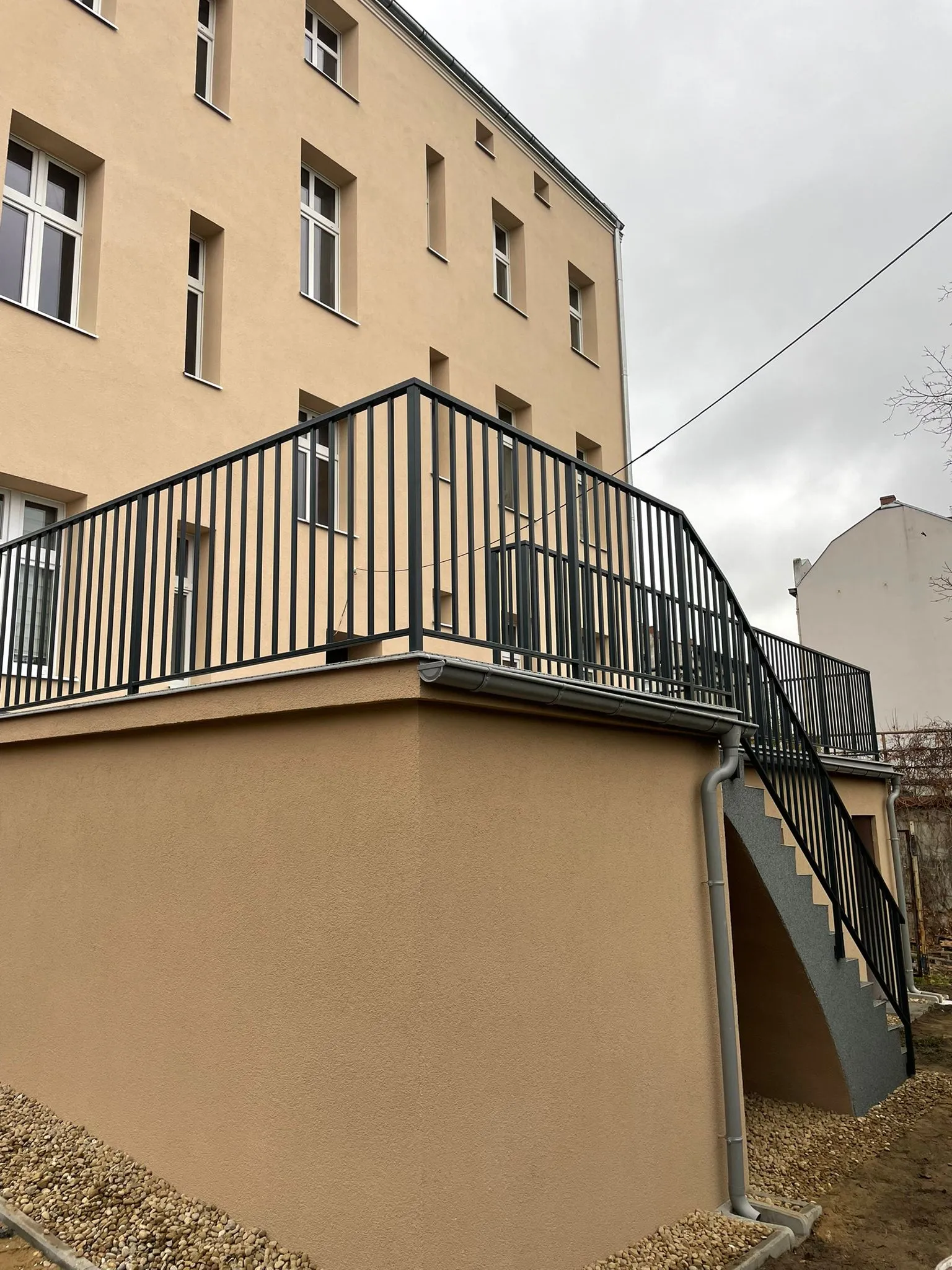 Balustrada tarasowa pionowa antracyt kamienica detal - Stalowy Bechta Gorzów