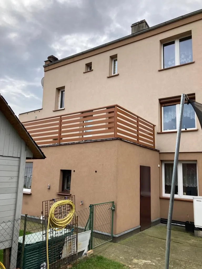 Balustrada tarasowa pozioma brązowa dom widok ogólny - montaż woj. lubuskie | Stalowy Bechta