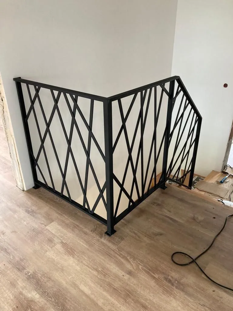 Balustrada wewnętrzna geometryczna czarna nowoczesna - realizacja Gorzów Wlkp. | Stalowy Bechta