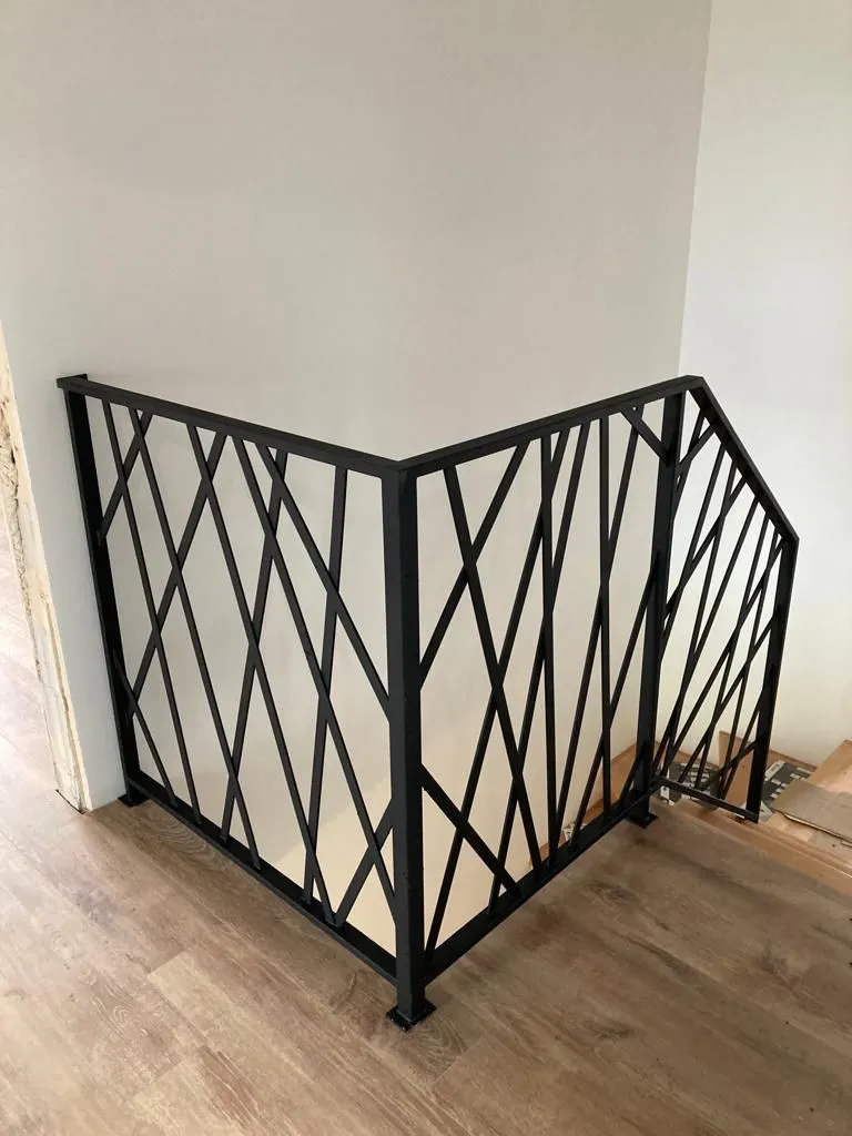 Balustrada wewnętrzna geometryczna czarna detal - realizacja Gorzów Wlkp. | Stalowy Bechta