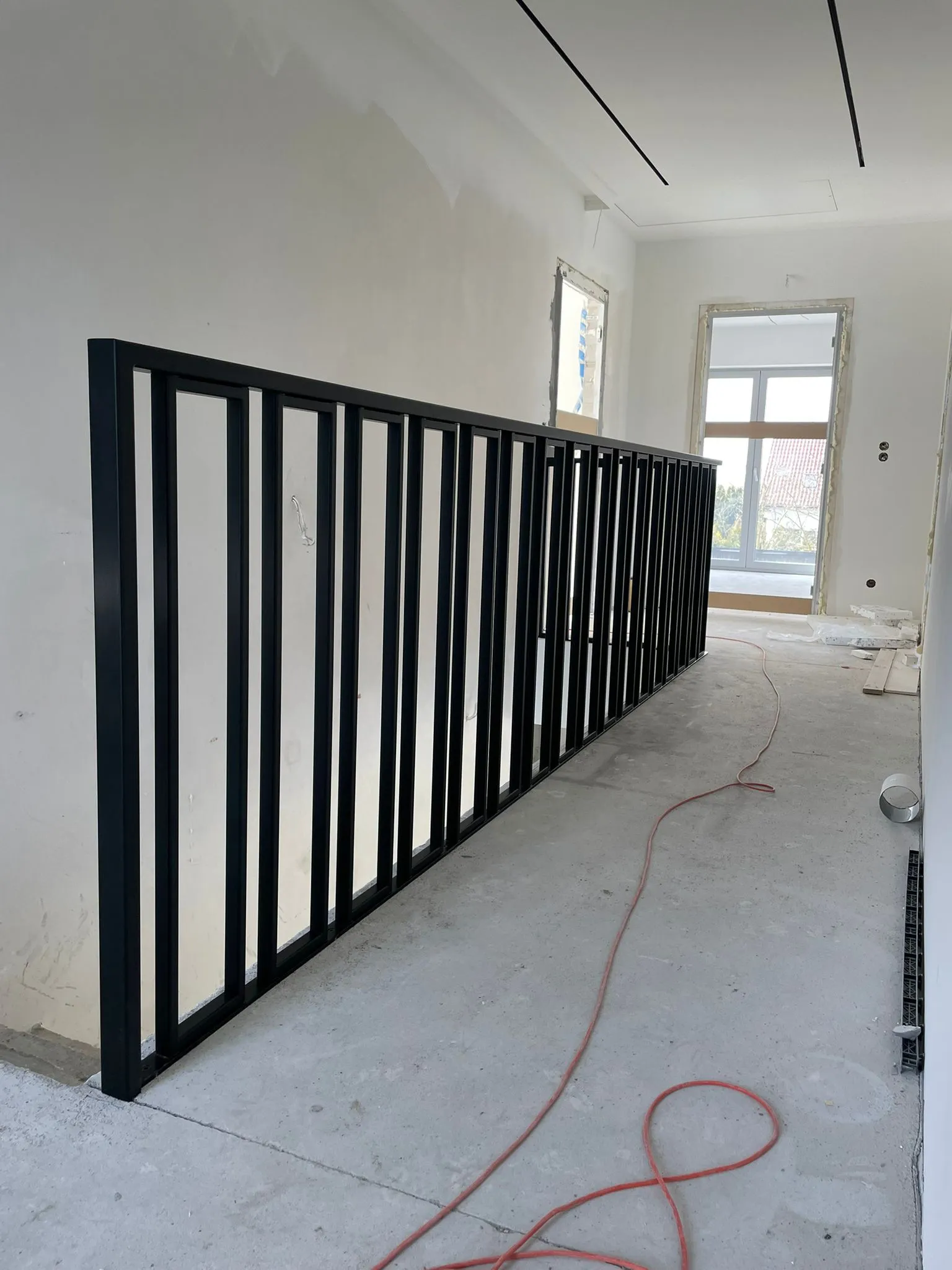 Balustrada wewnętrzna pionowa czarna antresola widok z dołu - montaż okolice Gorzowa | Stalowy Bechta