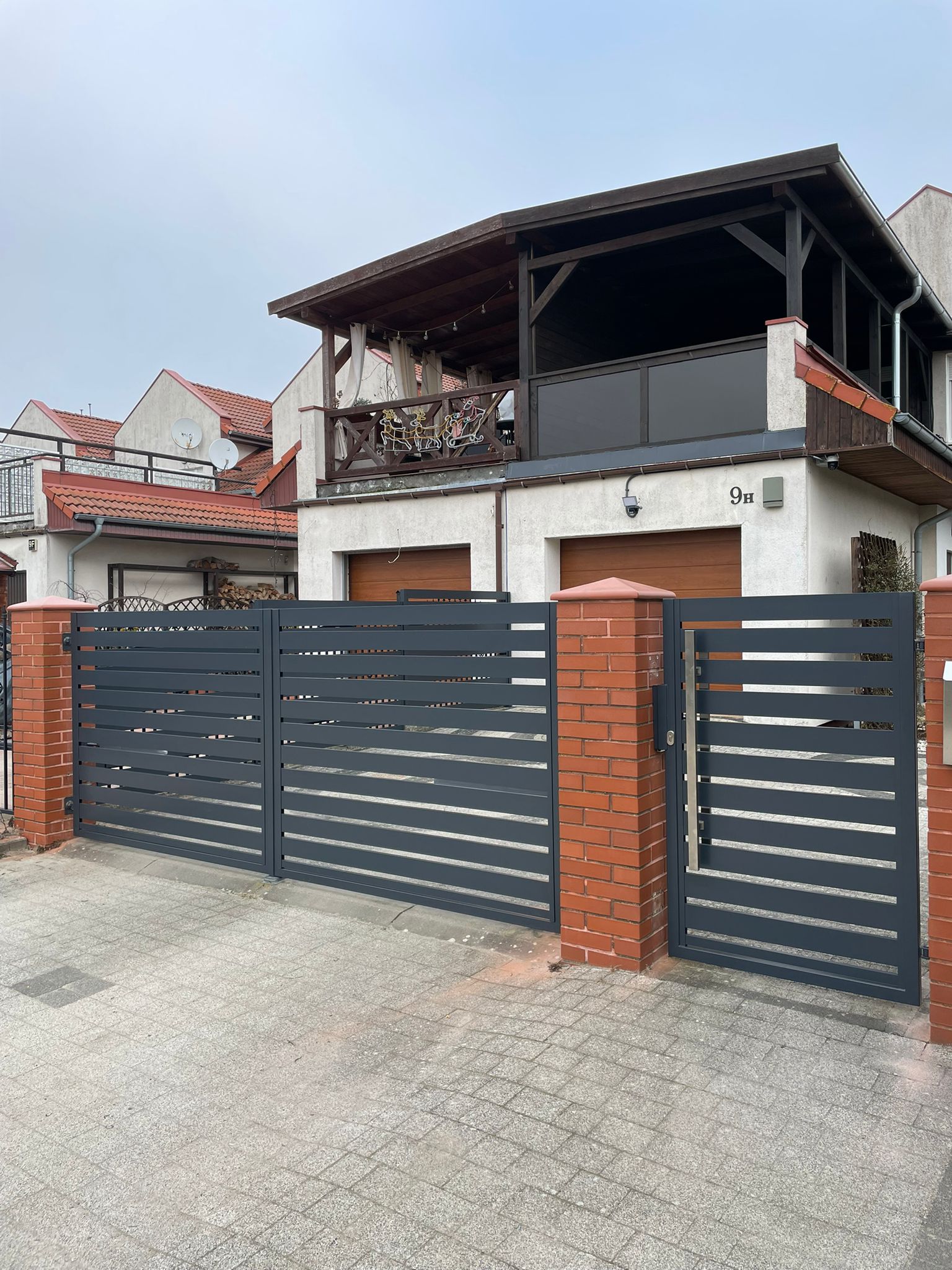 Brama przy słupkach ceglanych