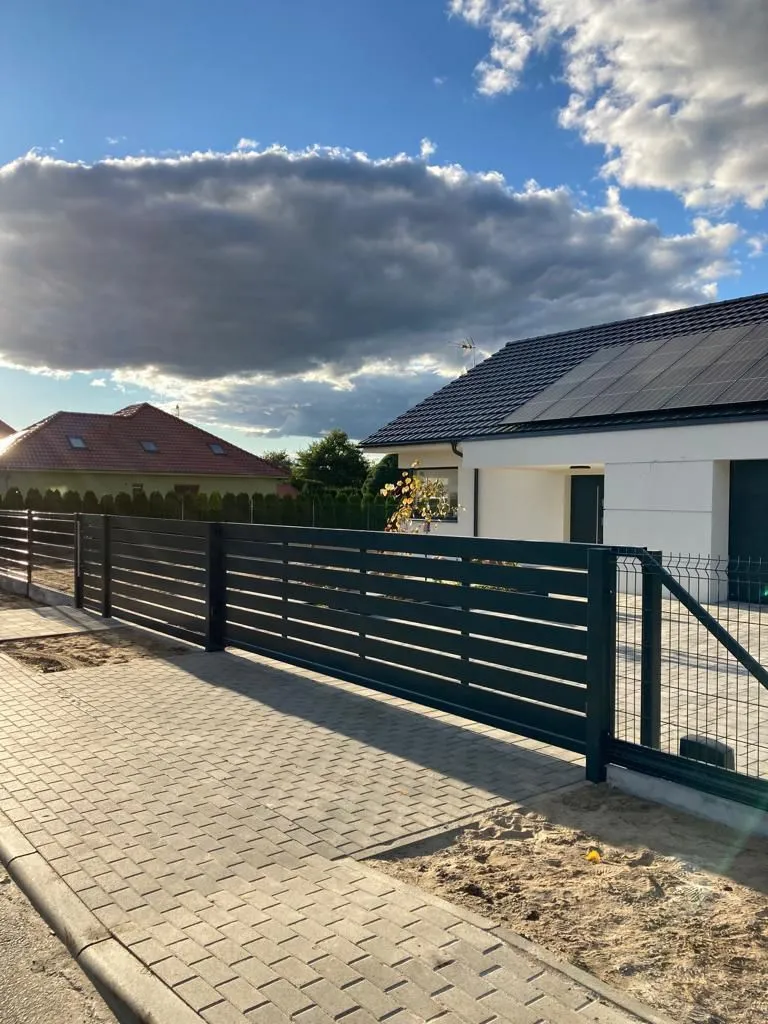 Brama przesuwna z ogrodzeniem poziomym antracyt - koszt ogrodzenia w 2026 roku