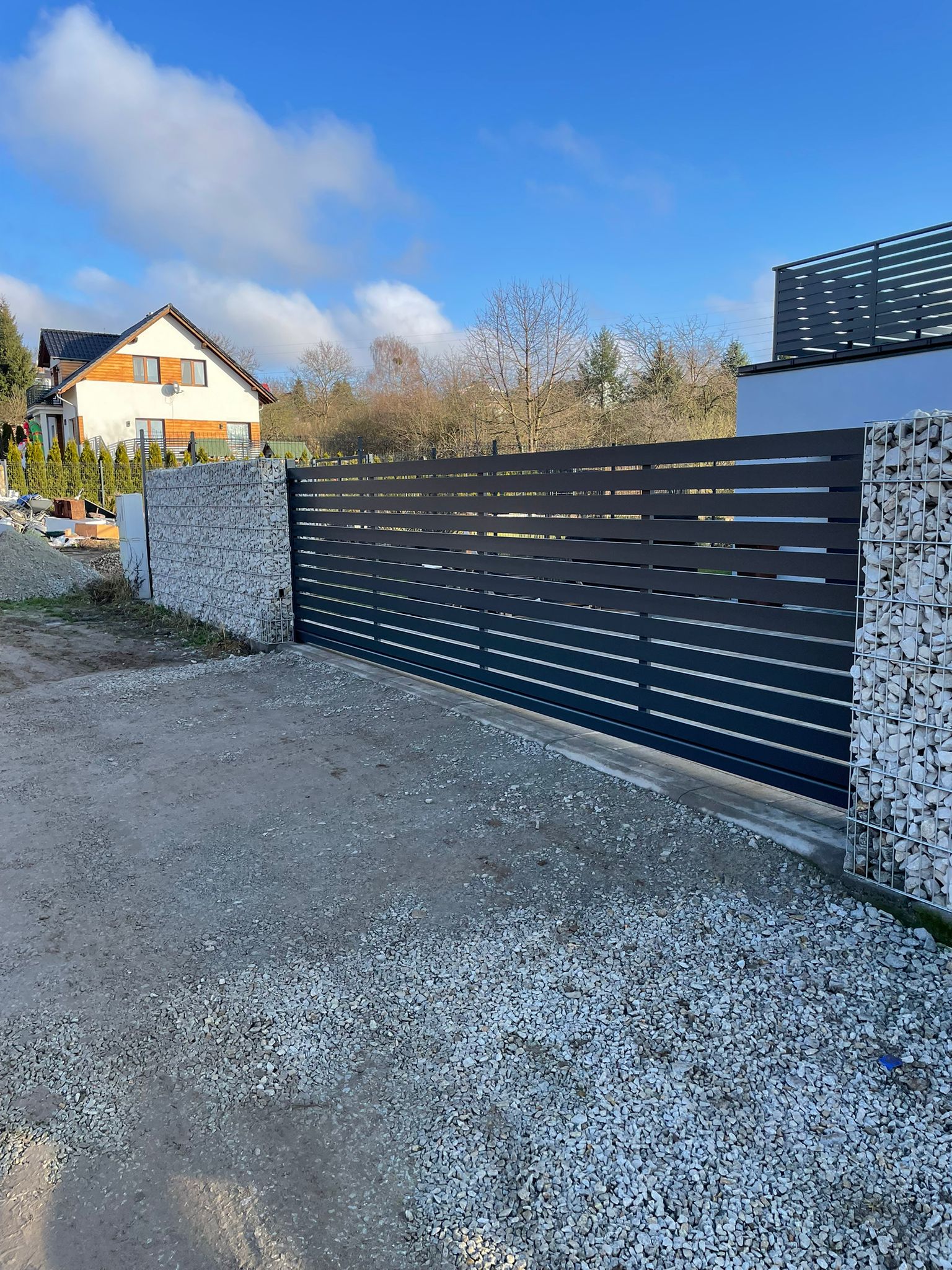 Brama przesuwna z gabionami - antracyt