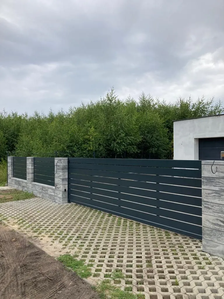 Brama przesuwna pozioma antracyt z przęsłami betonowymi - realizacja okolice Gorzowa | Stalowy Bechta