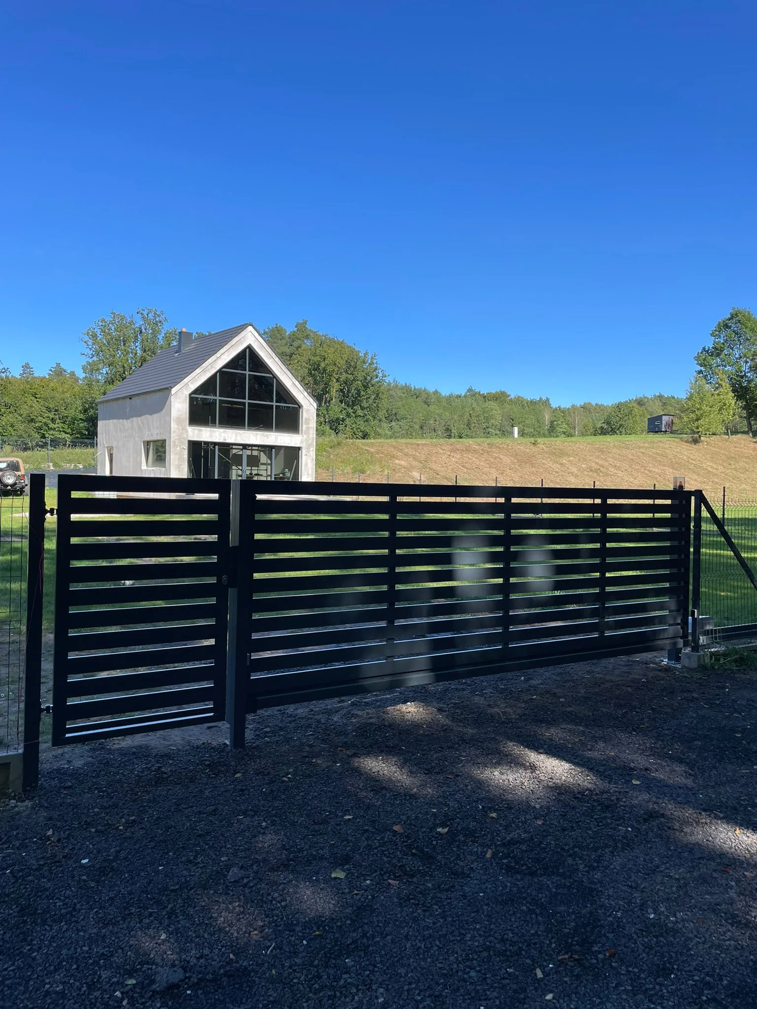 Brama przesuwna pozioma czarna stalowa posesja - realizacja woj. lubuskie | Stalowy Bechta