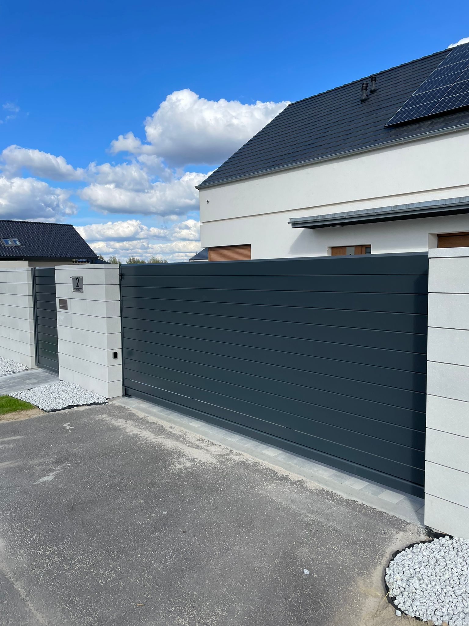 Brama pomarańczowa z ogrodzeniem