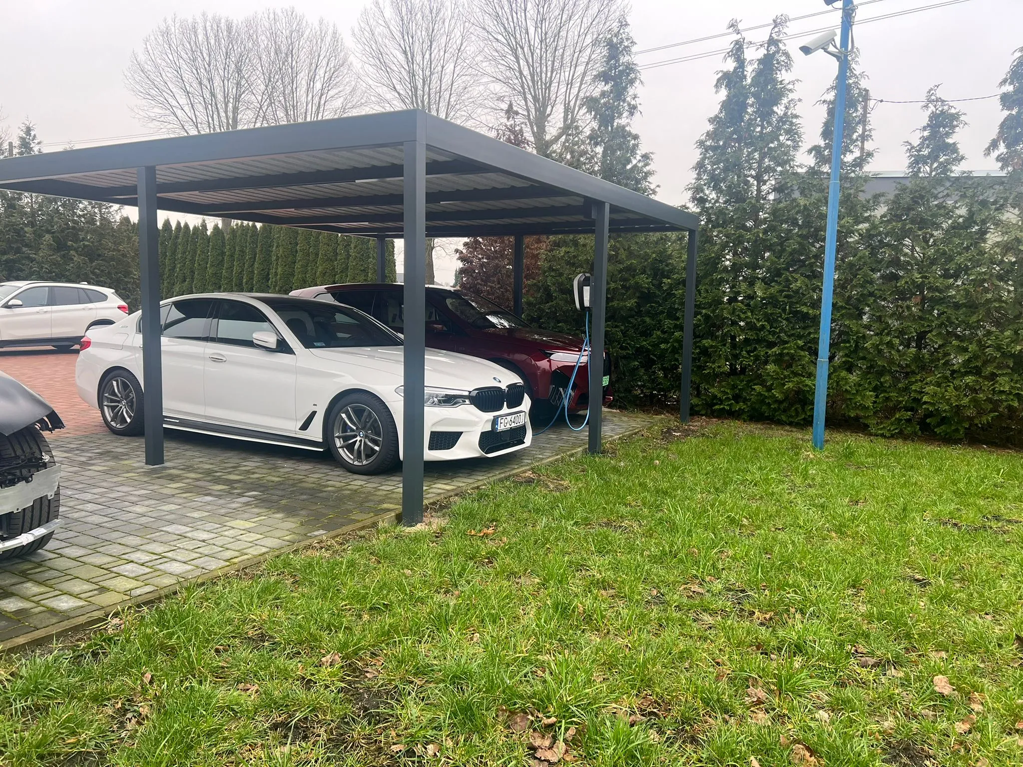 Carport stalowy antracyt dwustanowiskowy z samochodami - realizacja Gorzów Wlkp. | Stalowy Bechta