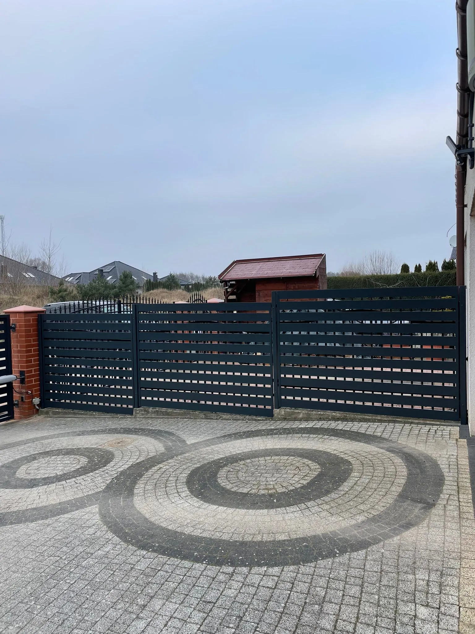 Furtka stalowa pozioma antracyt ze słupkami betonowymi - realizacja okolice Gorzowa | Stalowy Bechta