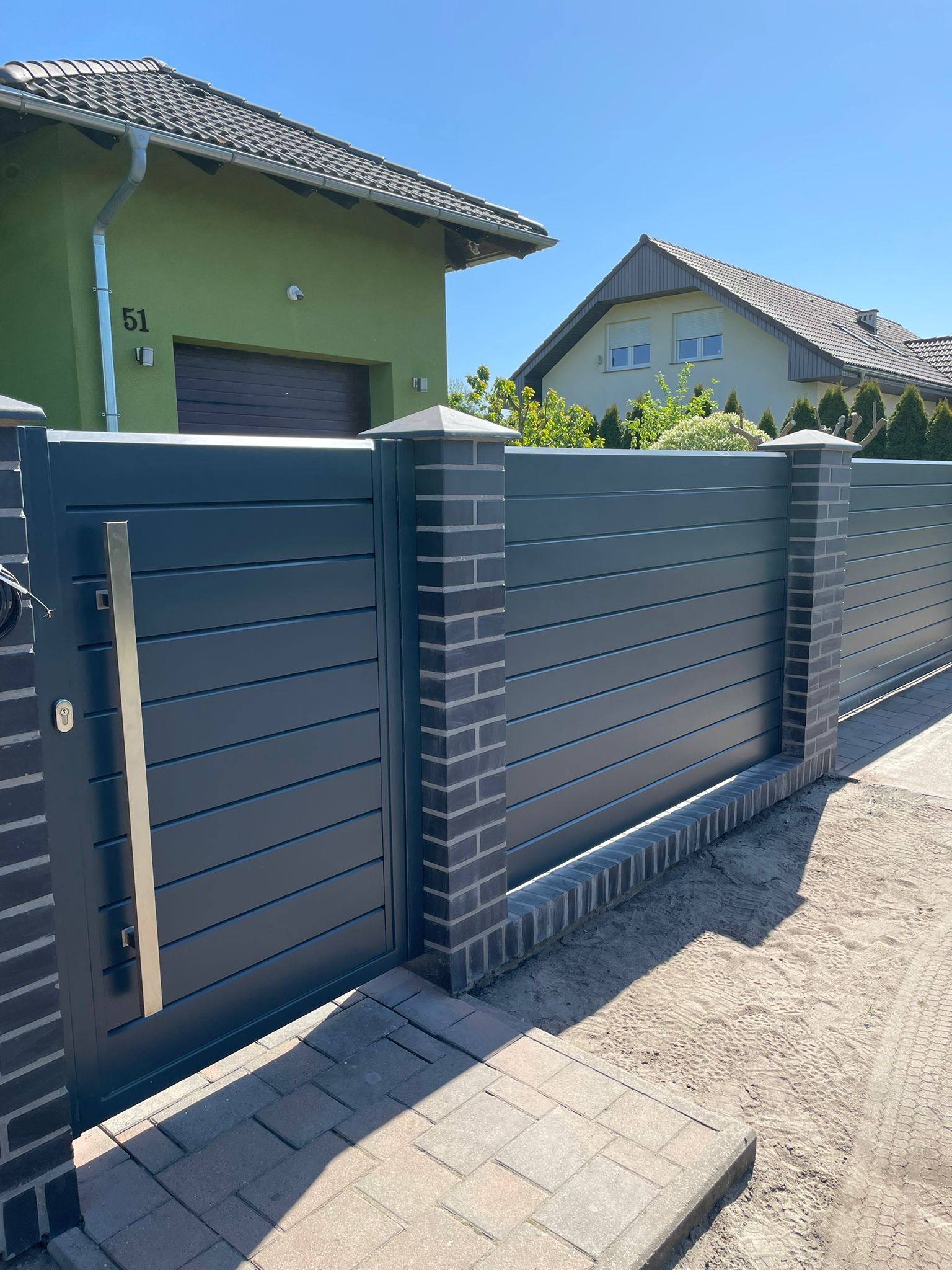 Furtka ze słupkami ceglanymi