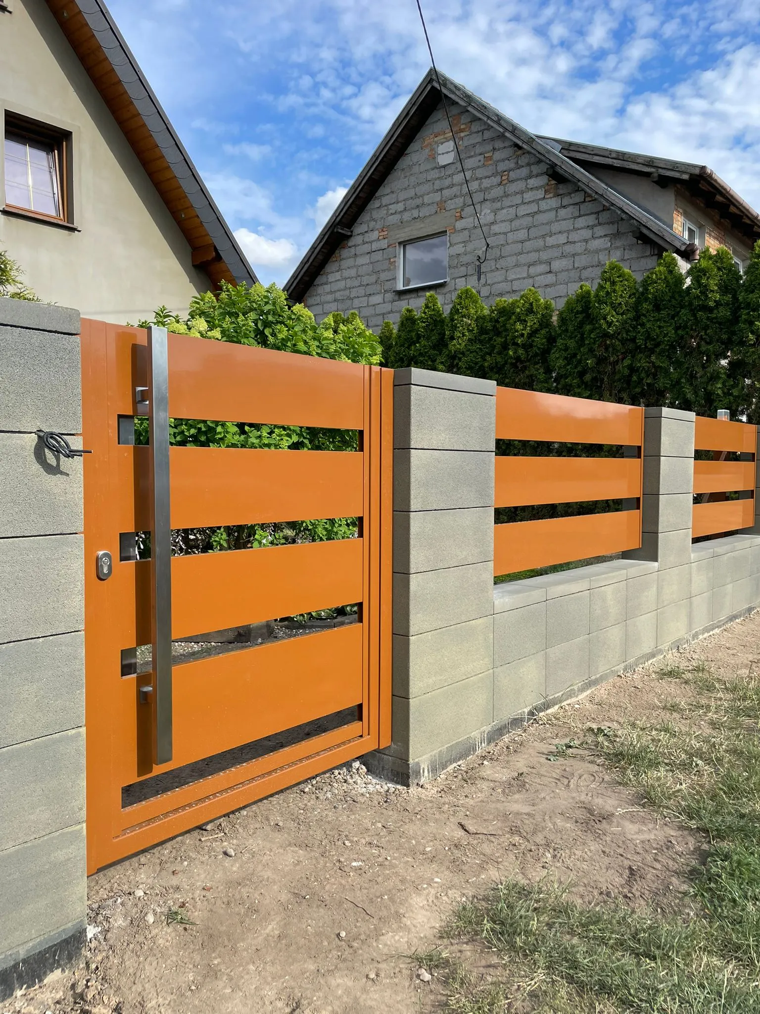 Furtka stalowa pozioma pomarańczowa z ogrodzeniem - realizacja woj. lubuskie | Stalowy Bechta