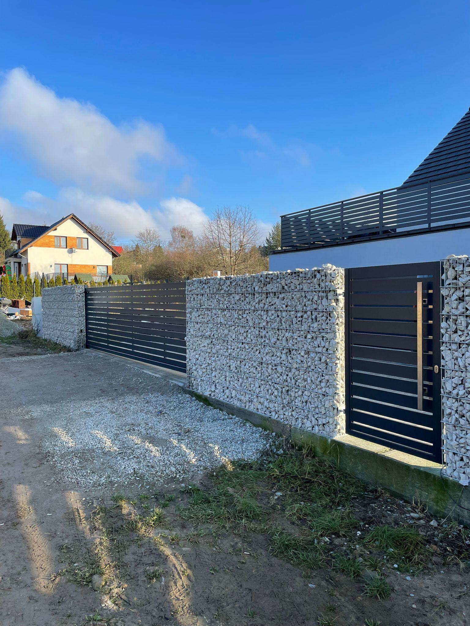 Ogrodzenie gabionowe z bramą i furtką