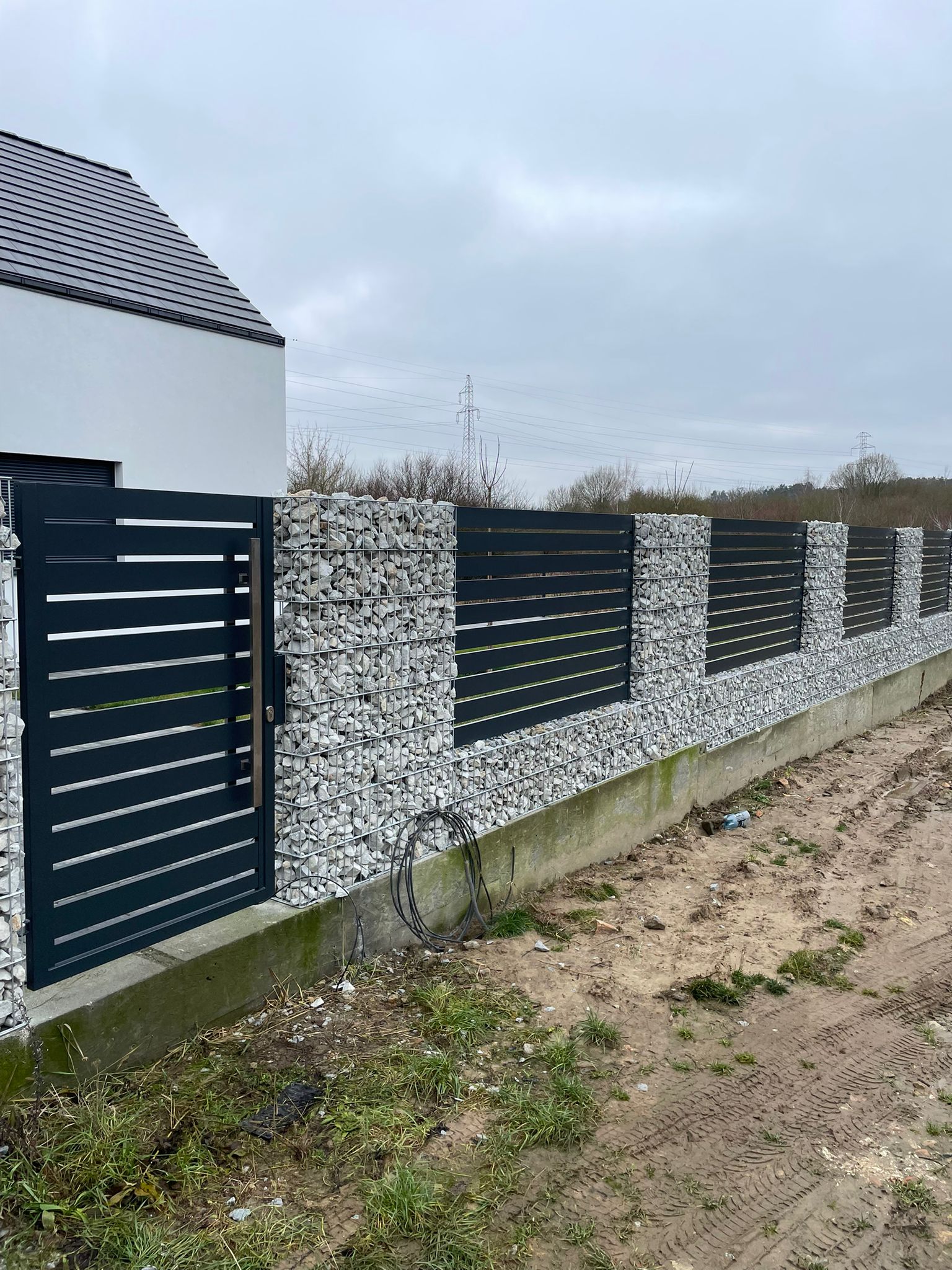 Ogrodzenie gabionowe z furtką