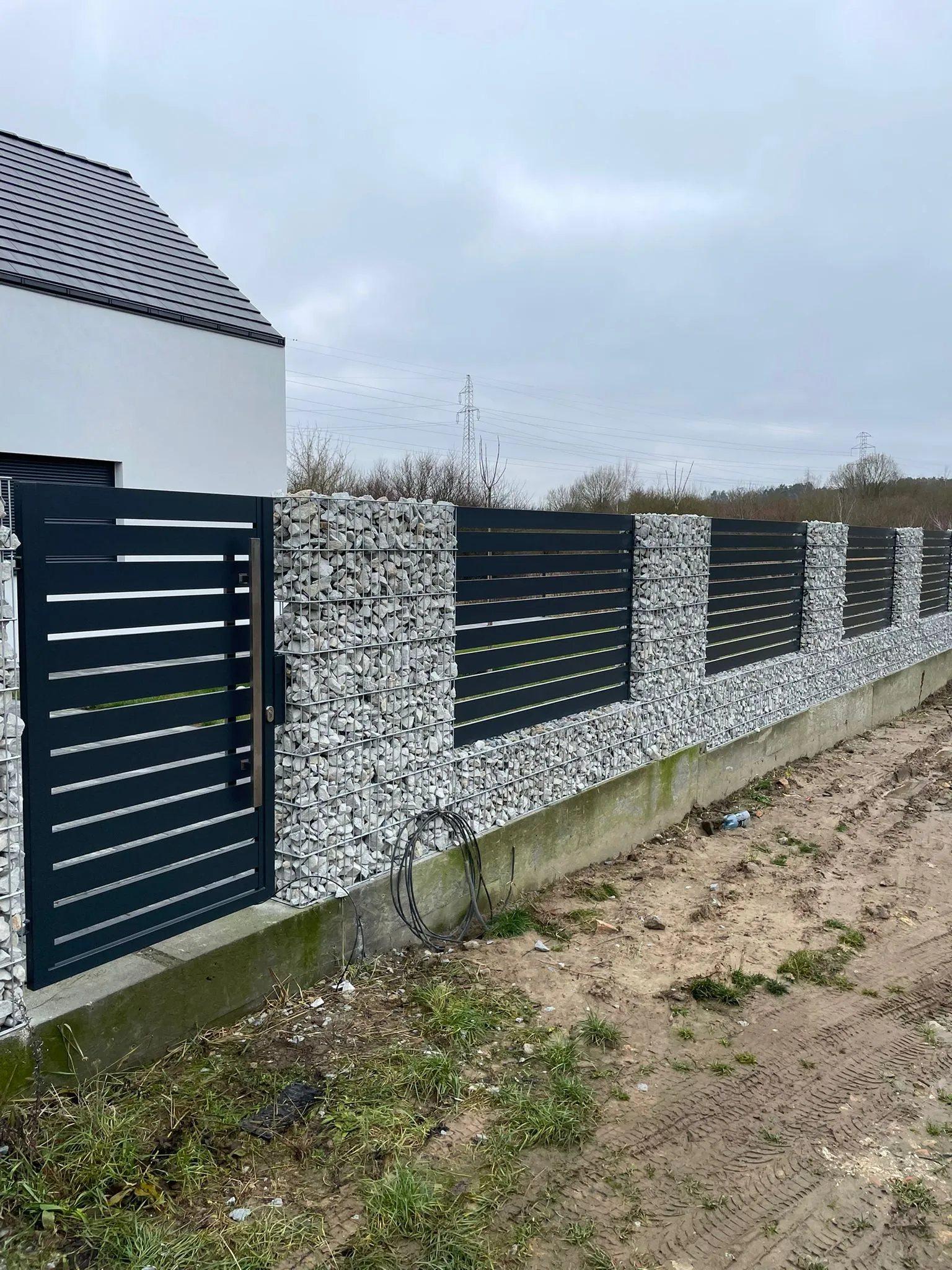 Ogrodzenie gabionowe poziome antracyt z furtką stalową - montaż woj. lubuskie | Stalowy Bechta
