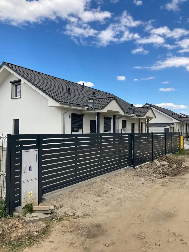 Ogrodzenie osiedlowe poziome antracyt RAL 7016 - montaż osiedle Gorzów Wlkp. | Stalowy Bechta