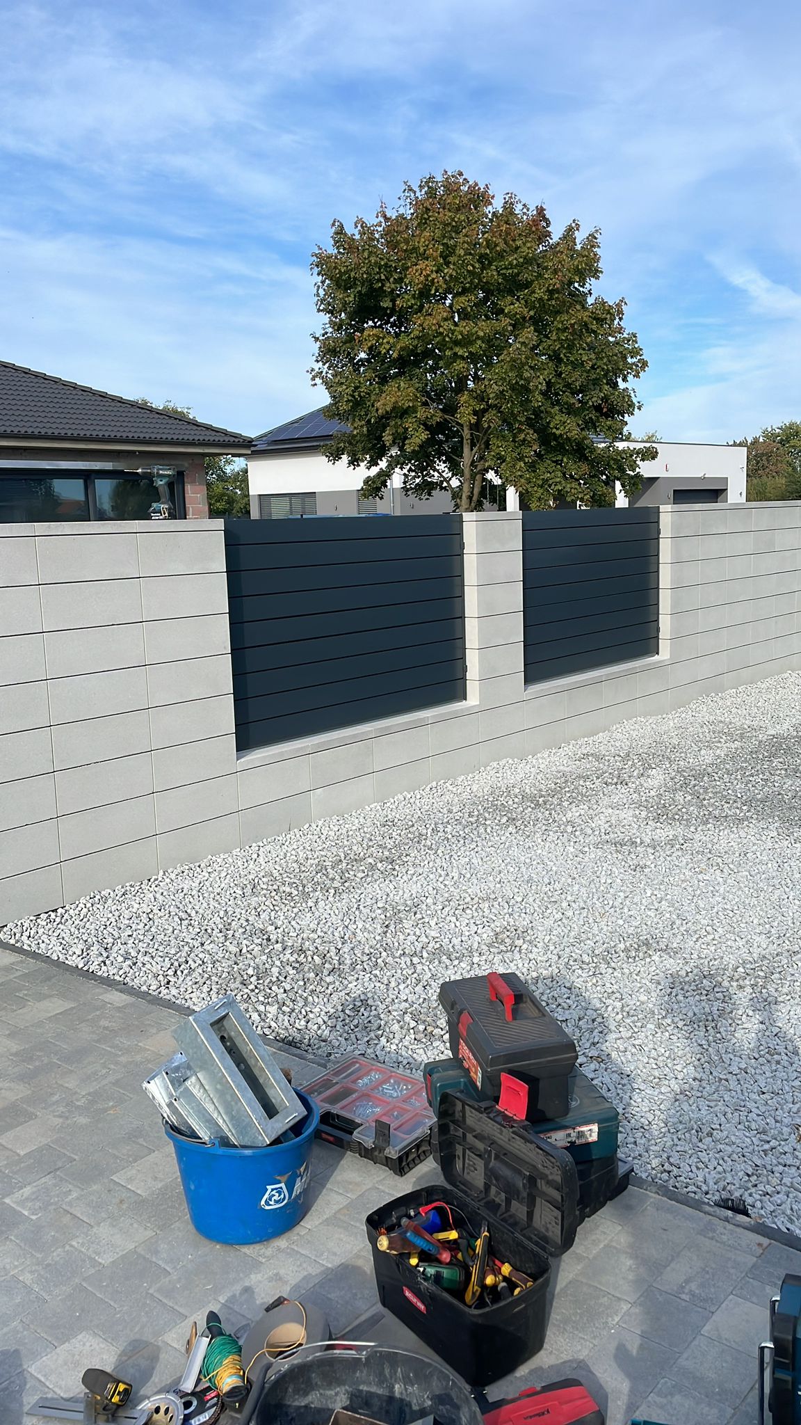 Ogrodzenia stalowe - nowoczesne panele poziome w murze betonowym