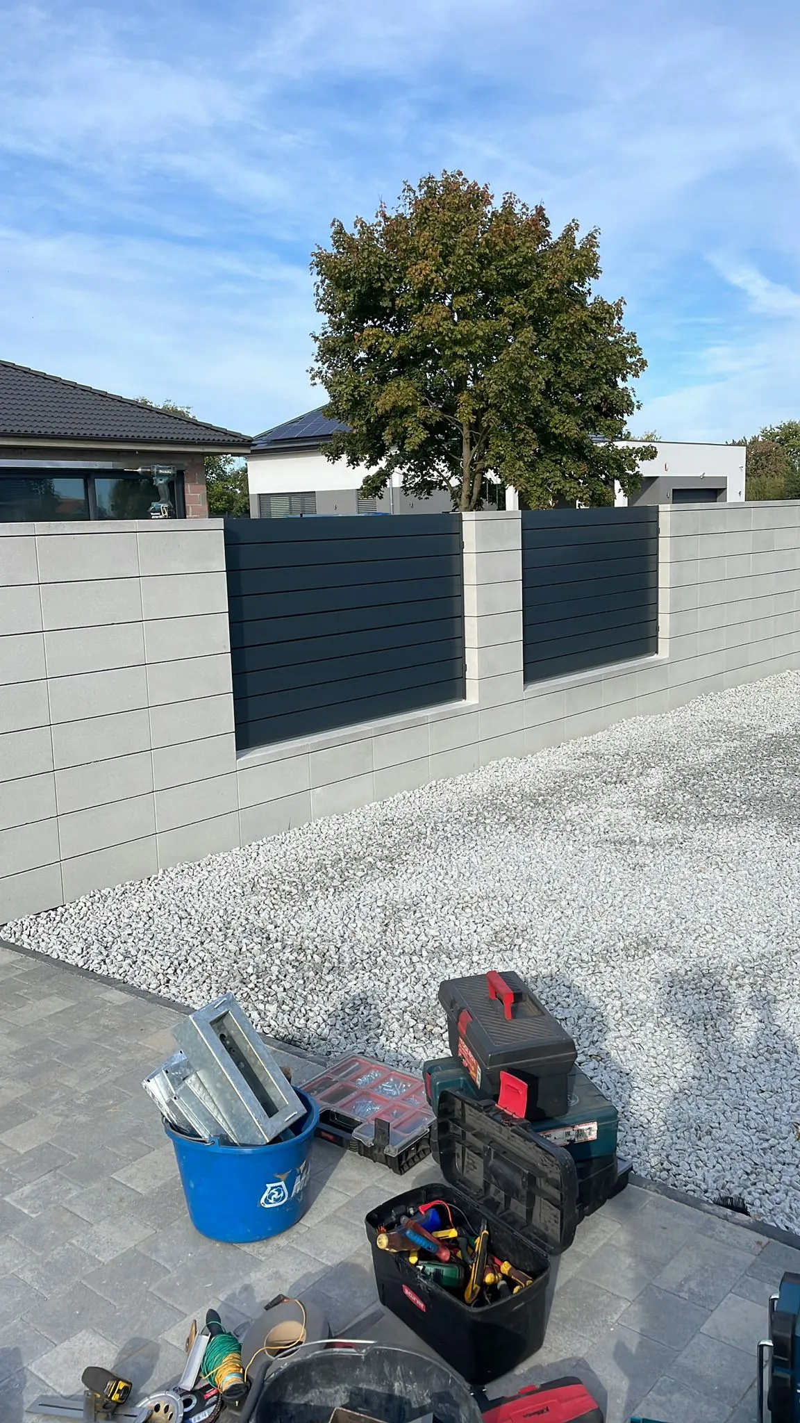 Ogrodzenie panelowe poziome antracyt w murze betonowym - realizacja Gorzów Wlkp. | Stalowy Bechta