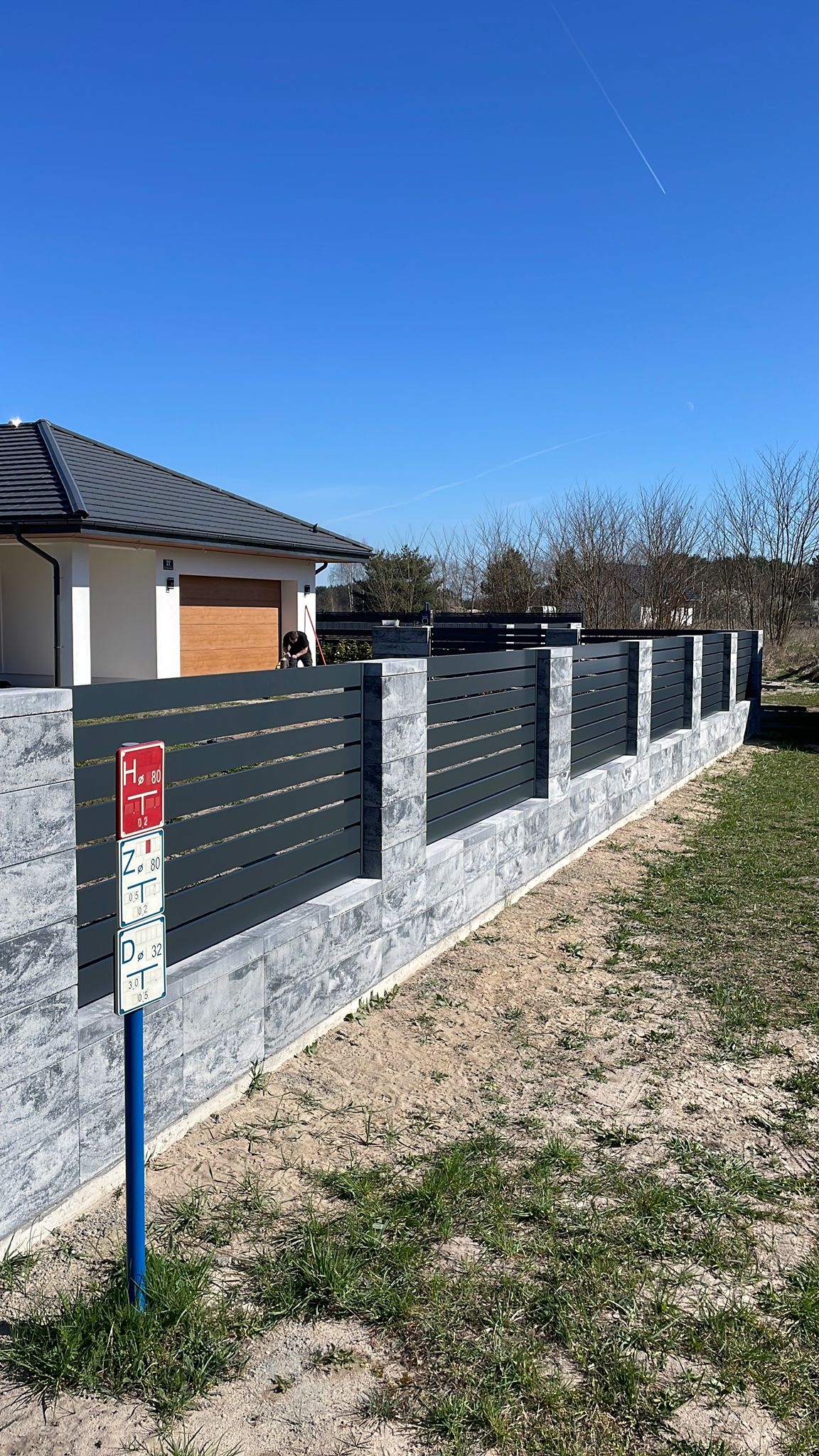 Ogrodzenie z przęsłami betonowymi