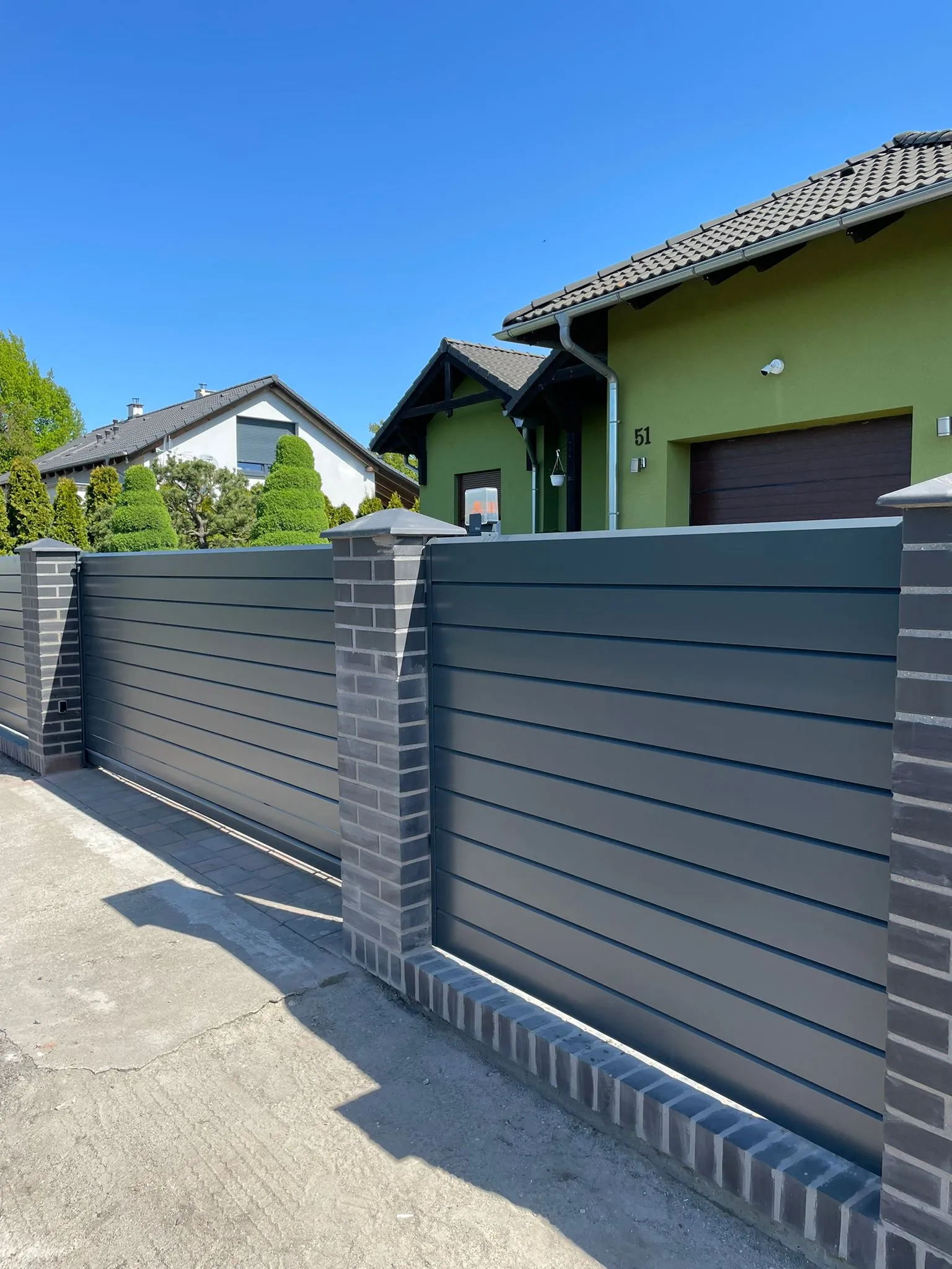 Ogrodzenie lamelowe antracyt ze słupkami klinkierowymi - porównanie z panelowym