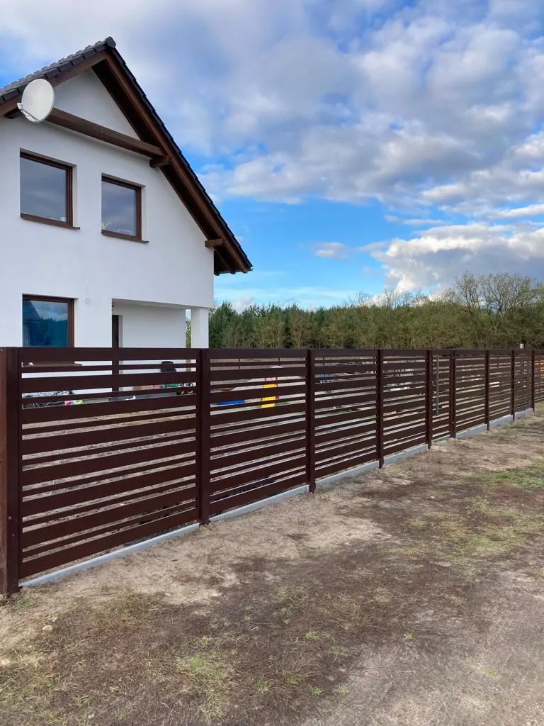 Ogrodzenie poziome brązowe RAL 8017 stalowe - realizacja woj. lubuskie | Stalowy Bechta