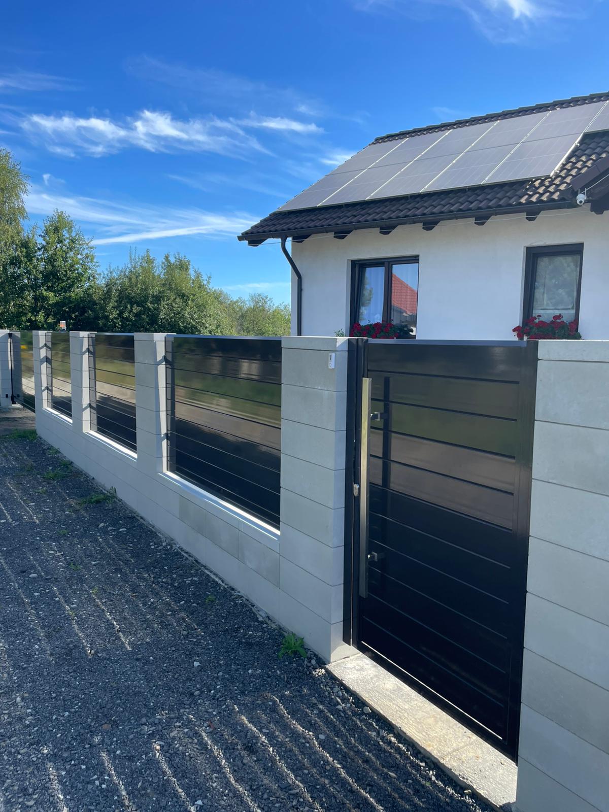 Ogrodzenie czarne z furtką