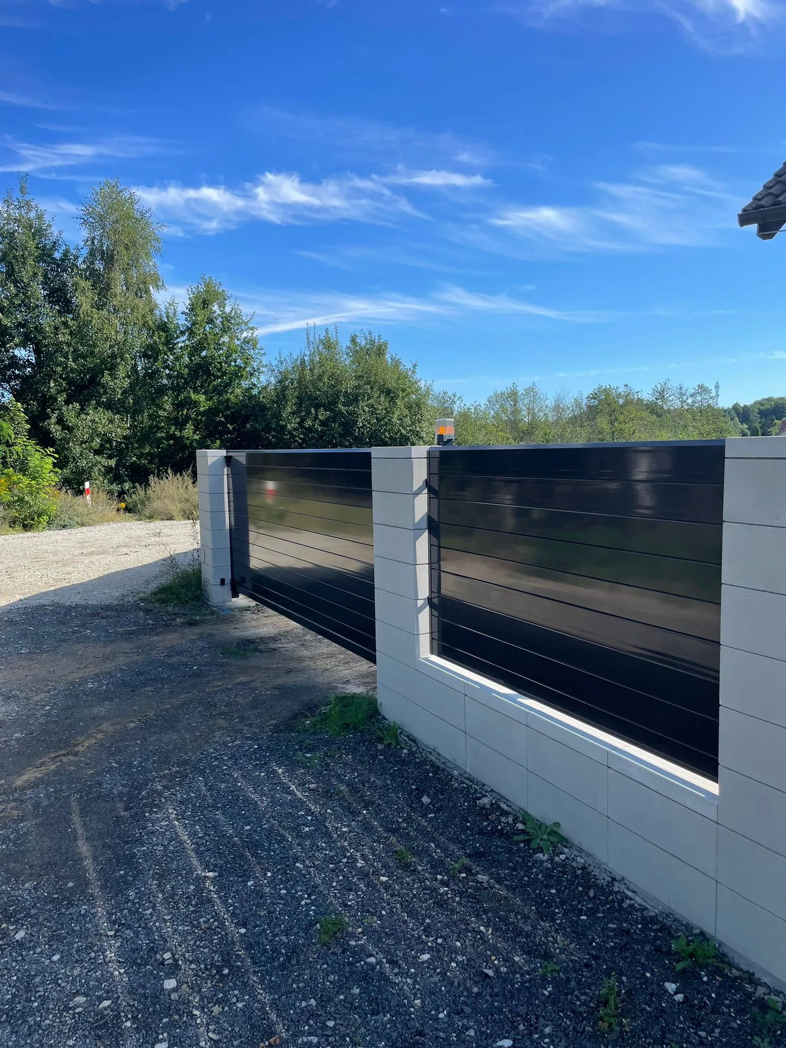 Ogrodzenie panelowe poziome czarne w murze betonowym - realizacja okolice Gorzowa | Stalowy Bechta