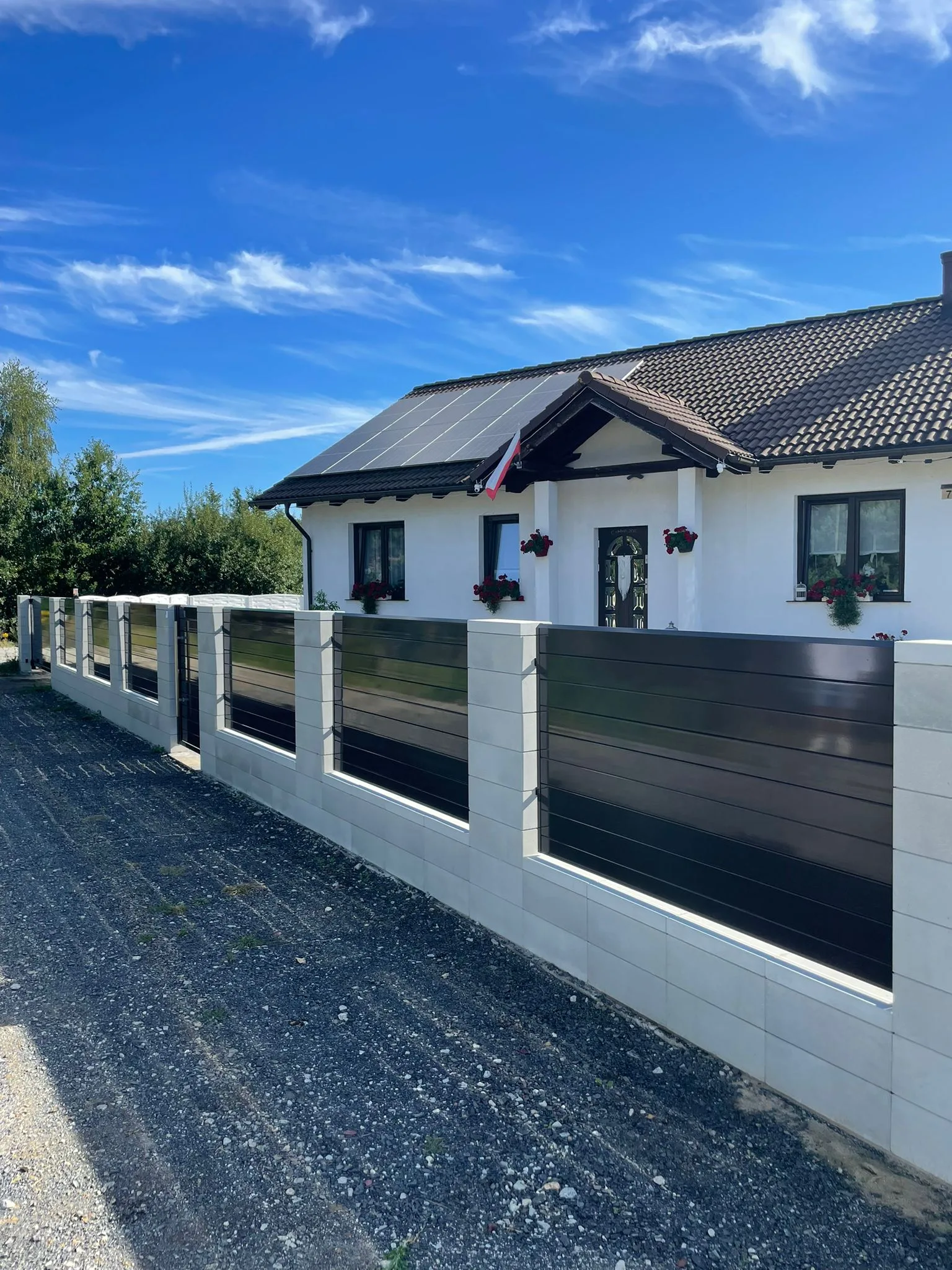Ogrodzenie panelowe poziome czarne ze słupkami betonowymi - realizacja okolice Gorzowa | Stalowy Bechta