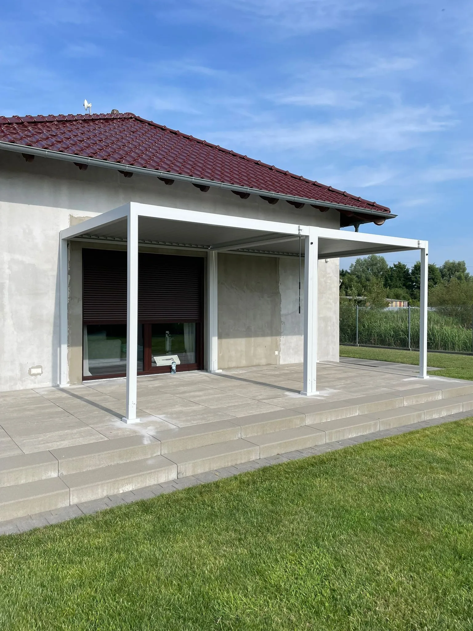 Pergola tarasowa stalowa biała przy domu jednorodzinnym - realizacja okolice Gorzowa | Stalowy Bechta