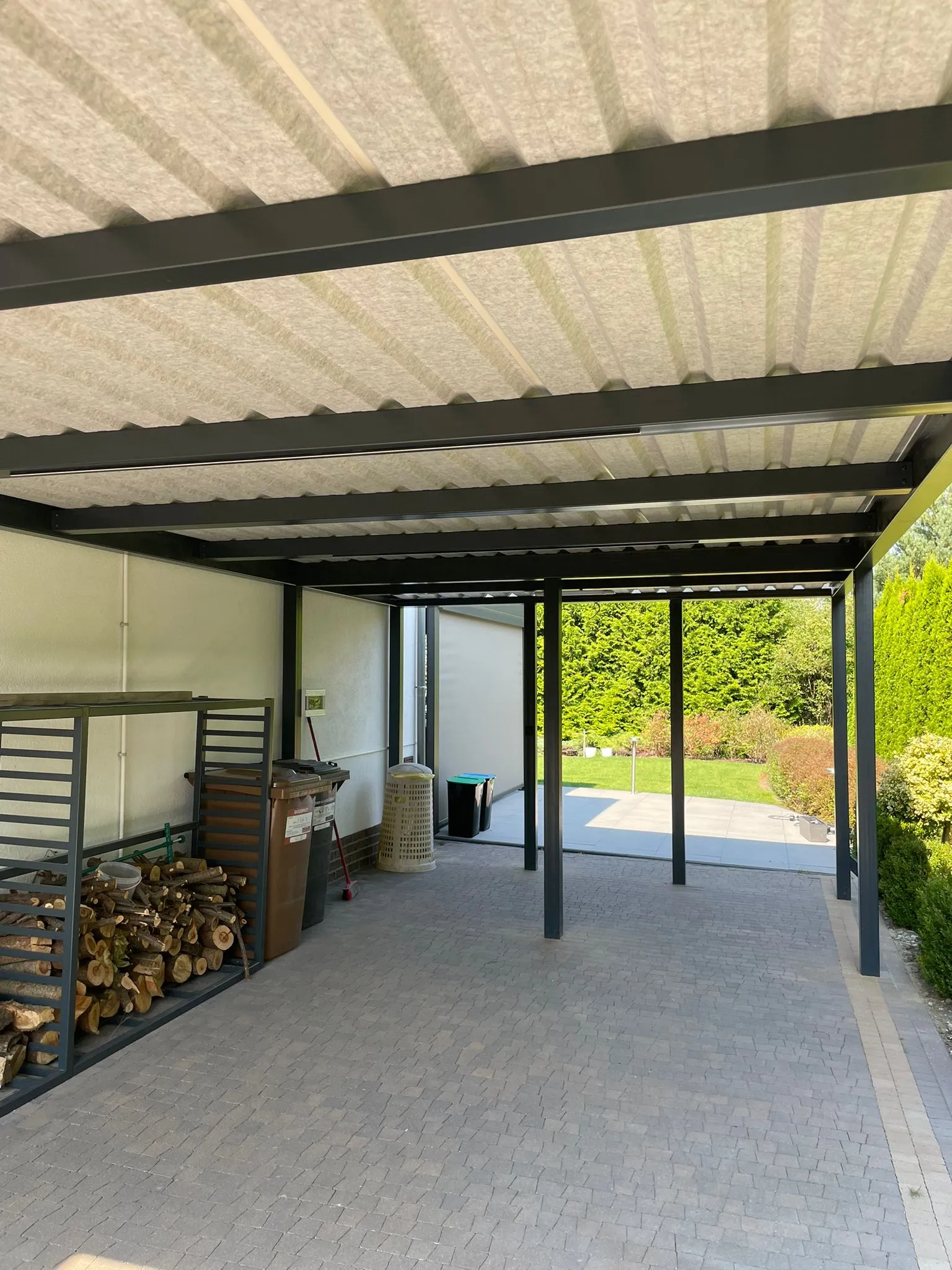 Carport stalowy przy domu antracyt wnętrze - realizacja woj. lubuskie | Stalowy Bechta