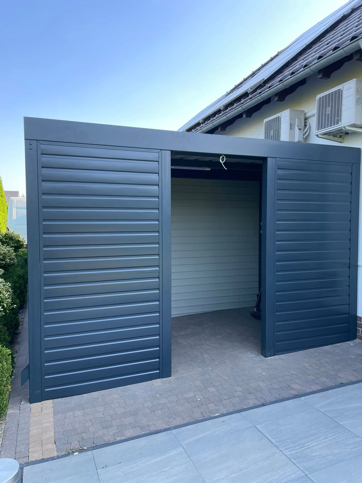 Carport stalowy zabudowa lamelowa antracyt widok z boku - Stalowy Bechta Gorzów