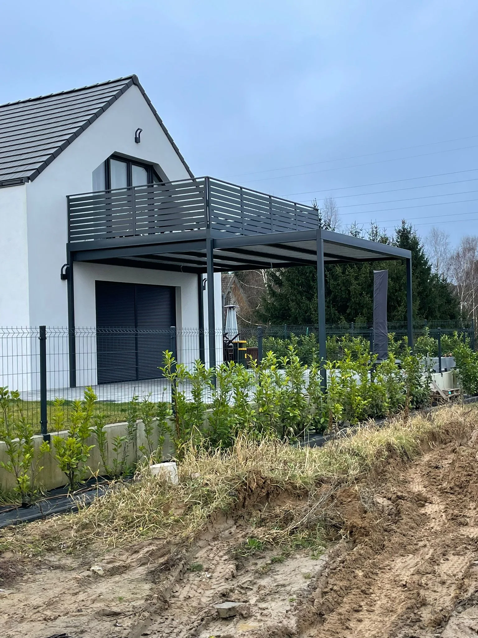 Carport stalowy przy domu antracyt z zadaszeniem - realizacja Gorzów Wlkp. | Stalowy Bechta