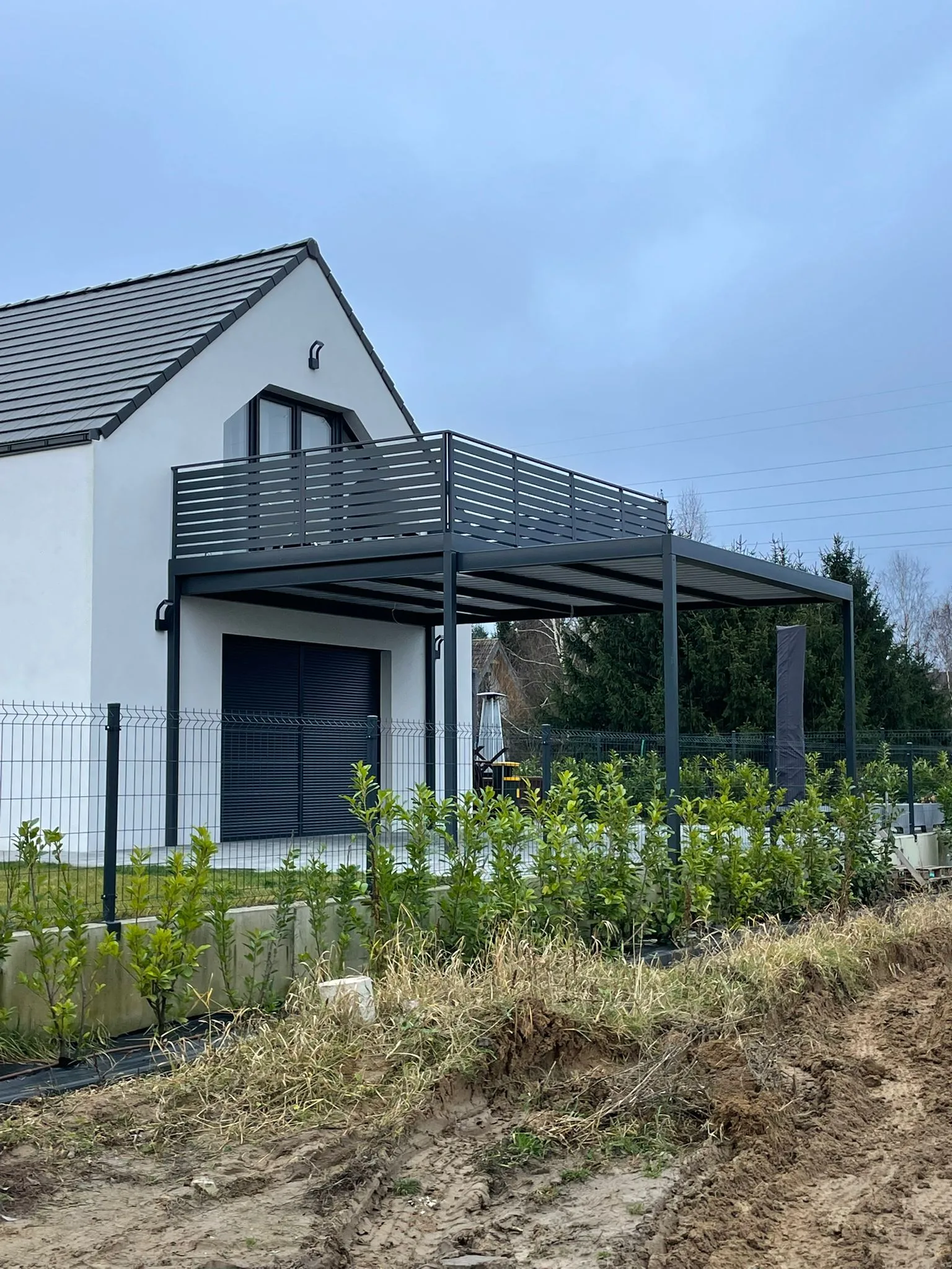 Carport stalowy antracyt z zadaszeniem widok boczny - montaż okolice Gorzowa | Stalowy Bechta