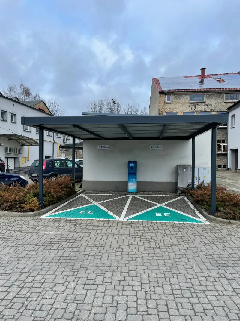 Carport ze stacją ładowania EV