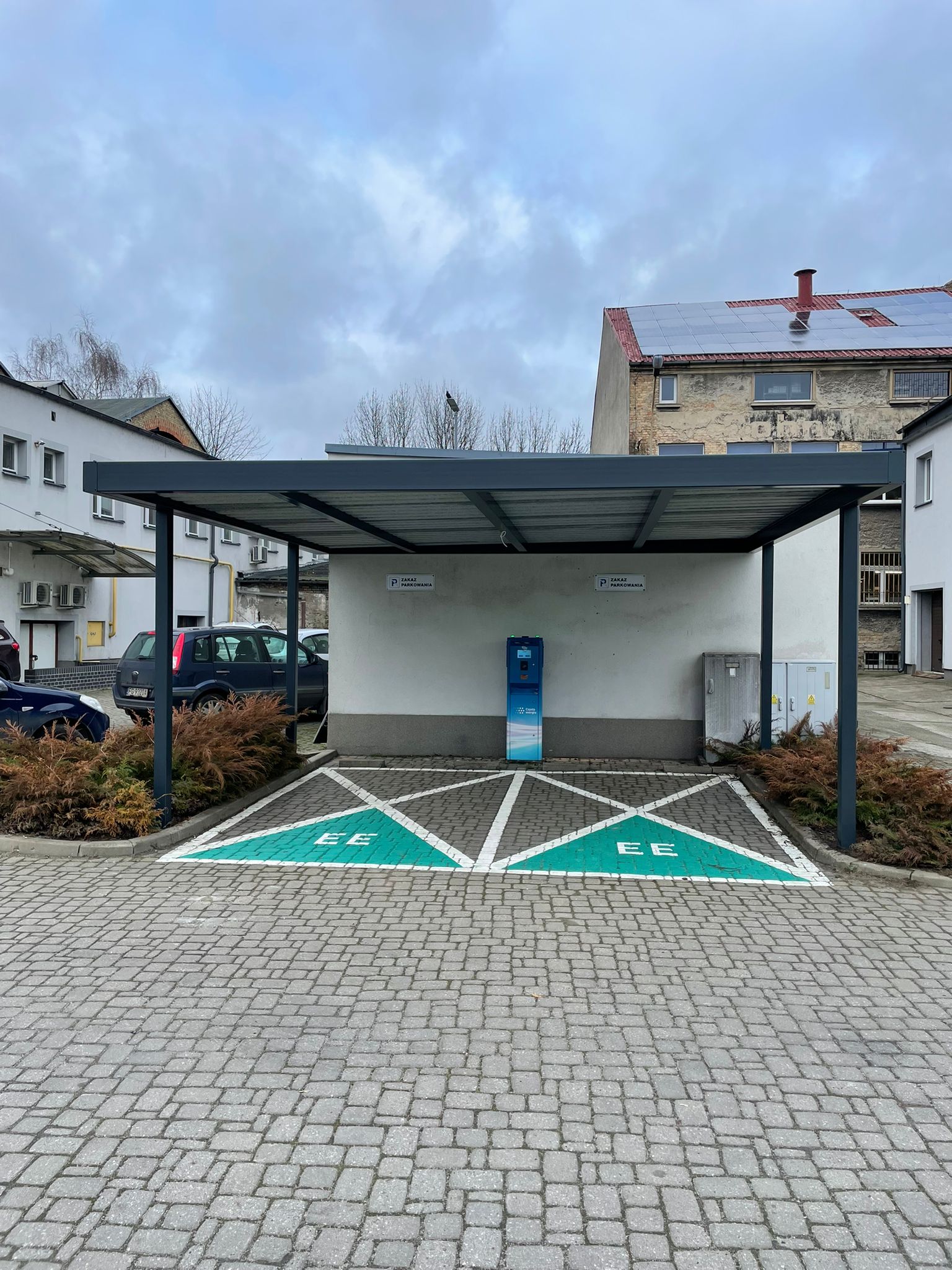 Carport ze stacją ładowania EV