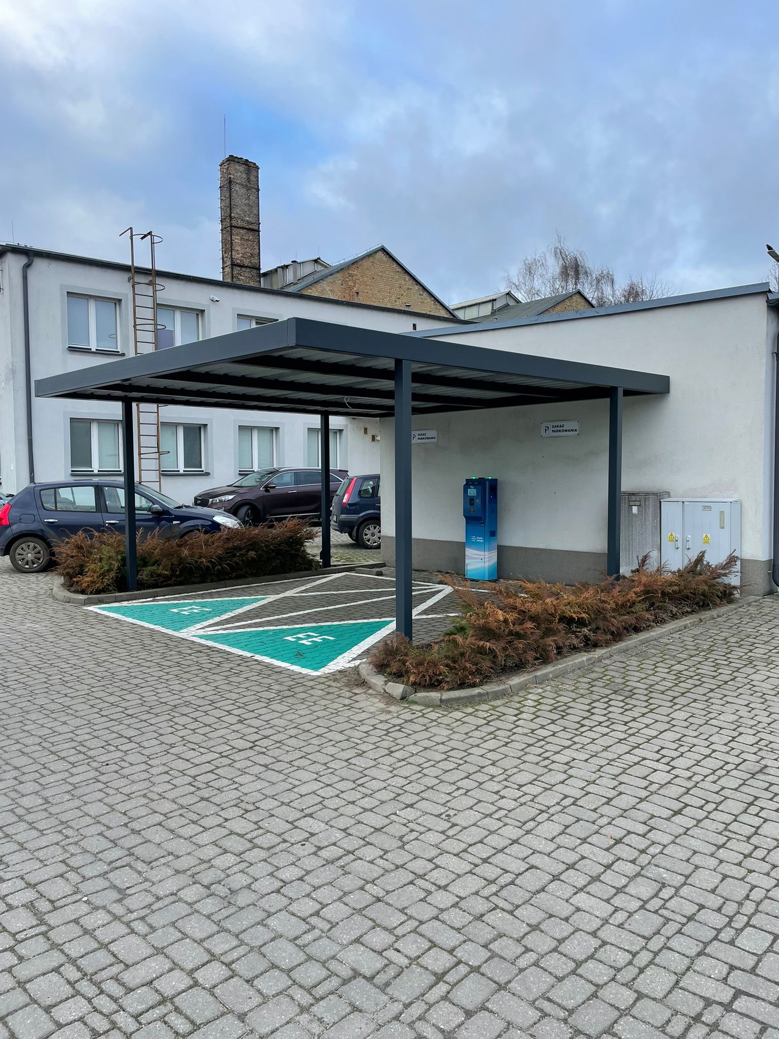 Carport stalowy ze stacją ładowania EV