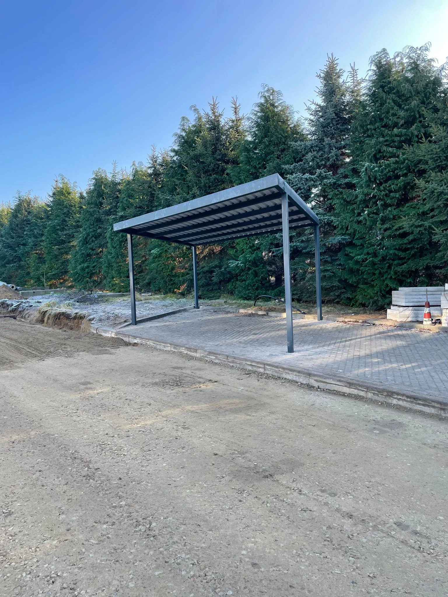 Carport stalowy ze stacją ładowania EV antracyt - realizacja okolice Gorzowa Wlkp. | Stalowy Bechta