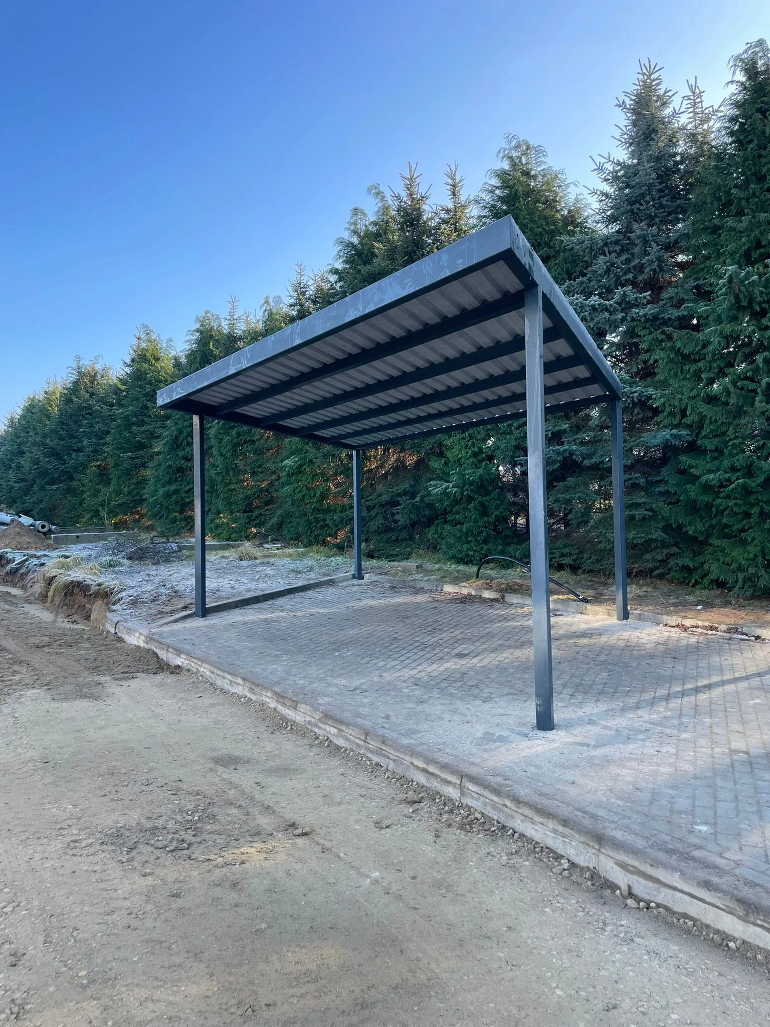 Carport stalowy ze stacją EV widok boczny antracyt - montaż okolice Gorzowa | Stalowy Bechta